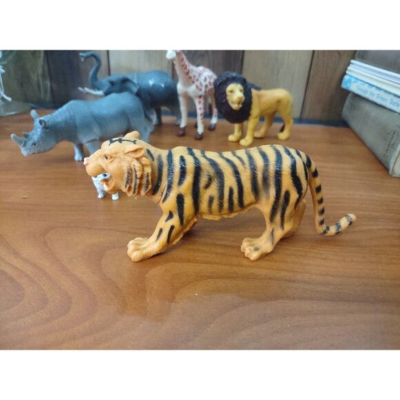 Greenbrier International Misc Animals, Lot of 7 Animals Lion Tiger Giraffe Dog - Picture 2 of 11